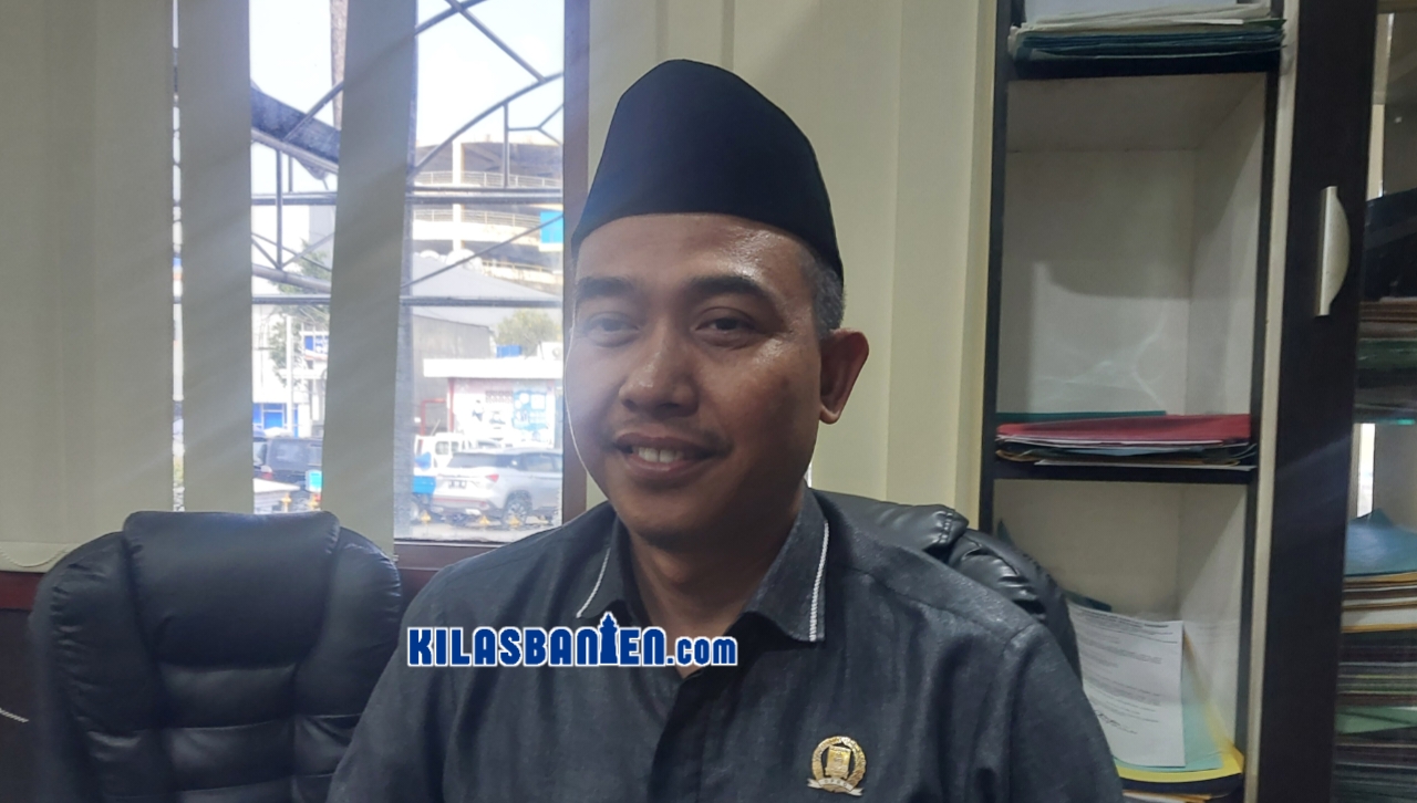 Ketua Komisi III DPRD Kabupaten Serang, Supiyanto, saat menyampaikan pandangan terkait target pendapatan BLUD RSUD Dr. Drajat Prawiranegara serta pentingnya peningkatan kualitas pelayanan kesehatan bagi masyarakat.