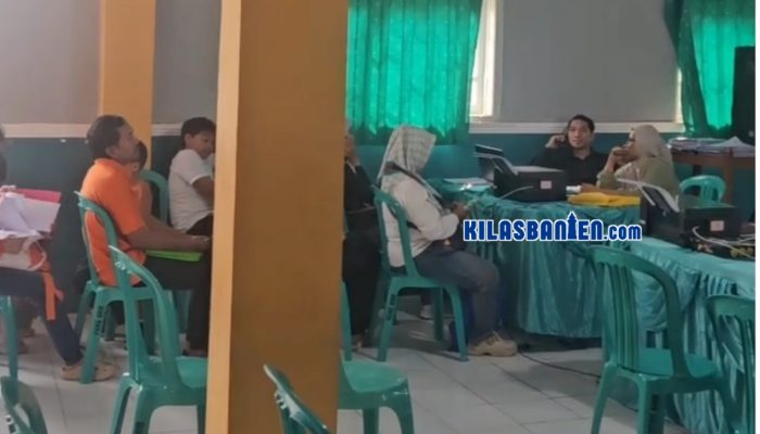 Ratusan orang tua calon siswa mengantre sejak pagi saat mengikuti proses seleksi SPMB 2026 di SMPN 1 Ciruas, Kabupaten Serang. (Redaksi Kilas Banten)