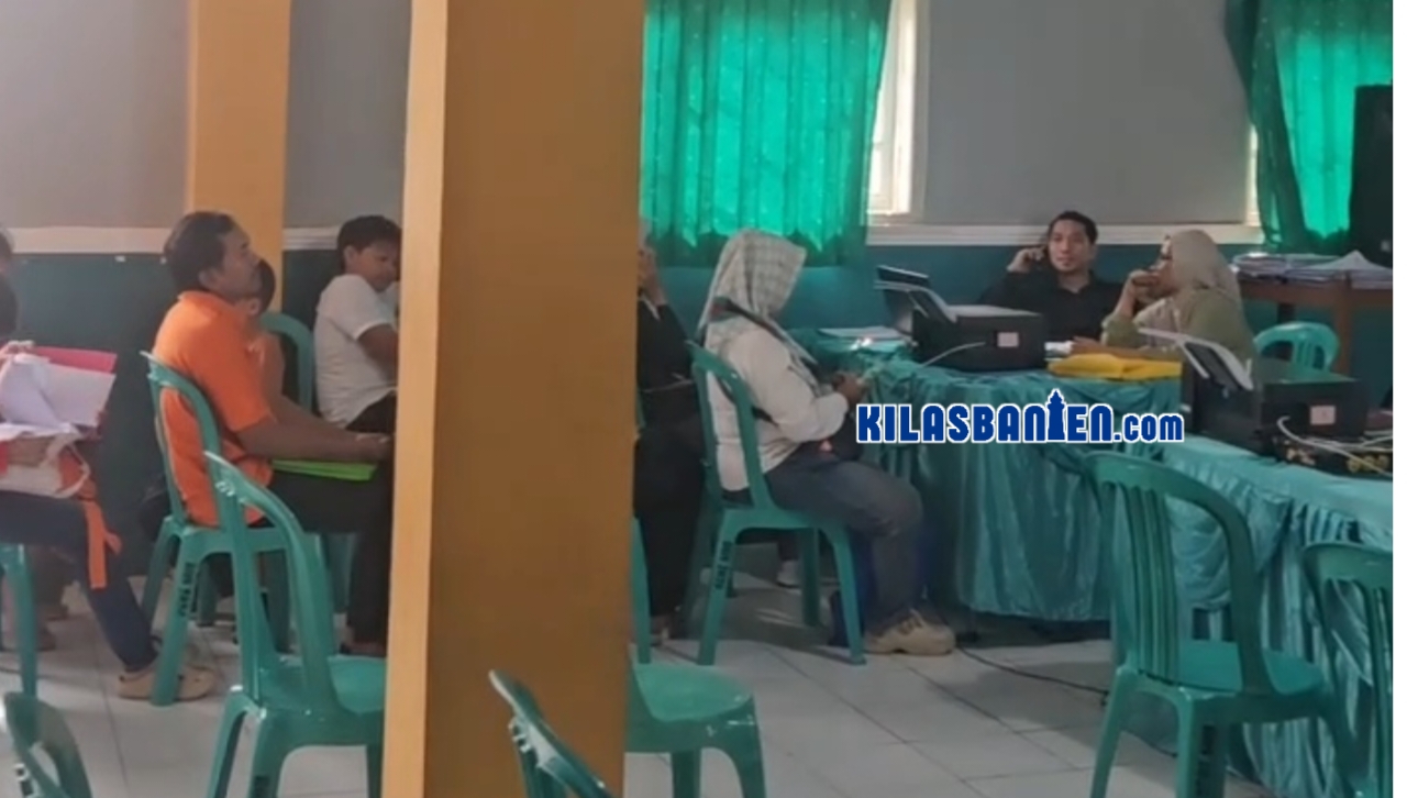 Ratusan orang tua calon siswa mengantre sejak pagi saat mengikuti proses seleksi SPMB 2026 di SMPN 1 Ciruas, Kabupaten Serang. (Redaksi Kilas Banten)