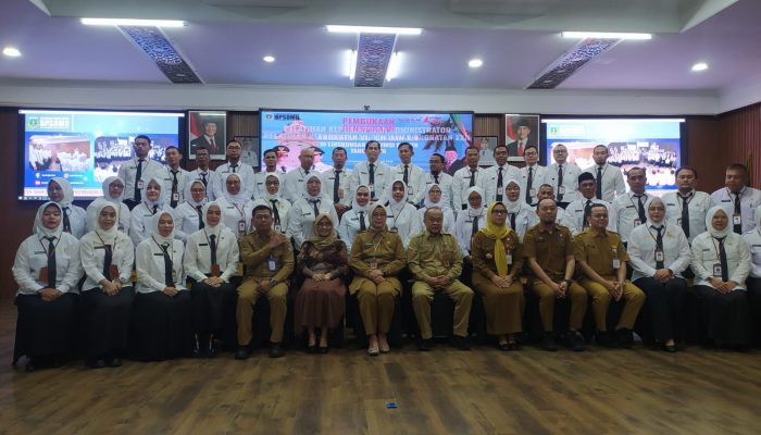 Asisten Administrasi Umum Setda Provinsi Banten Rina Dewiyanti membacakan sambutan Sekda Banten Deden Apriandhi saat membuka Pelatihan Kepemimpinan Administrator dan Pengawas Tahun 2026 di BPSDM Provinsi Banten, Kabupaten Pandeglang
