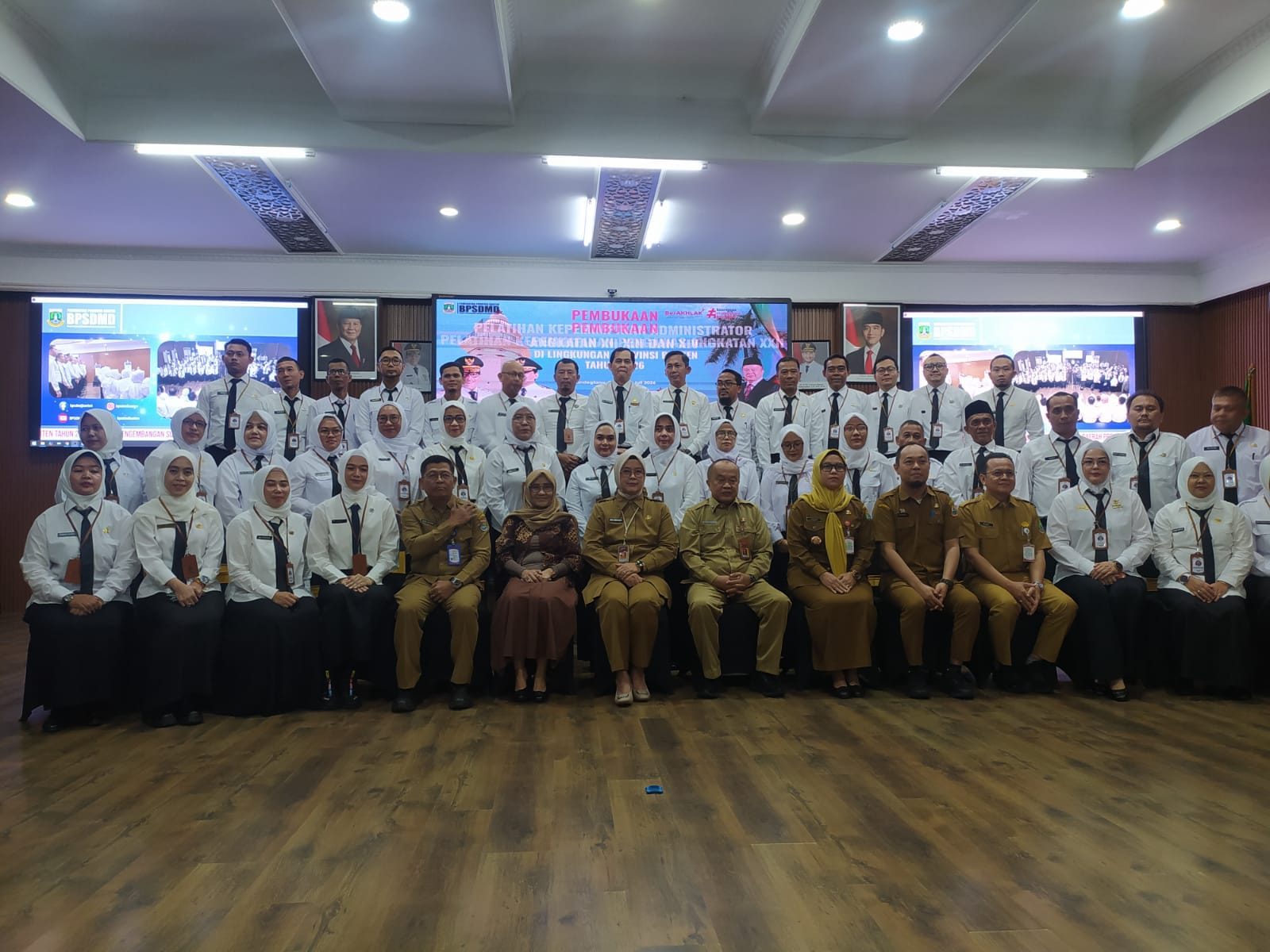 Asisten Administrasi Umum Setda Provinsi Banten Rina Dewiyanti membacakan sambutan Sekda Banten Deden Apriandhi saat membuka Pelatihan Kepemimpinan Administrator dan Pengawas Tahun 2026 di BPSDM Provinsi Banten, Kabupaten Pandeglang