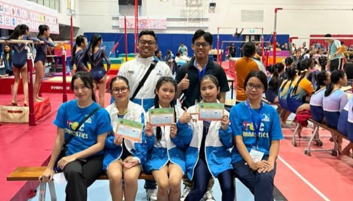 Atlet Tangerang Gymnastics Club (TGC) berpose bersama pelatih usai meraih 20 medali dalam ajang Indonesia Open 2026 yang menjadi kebanggaan Kota Tangerang.