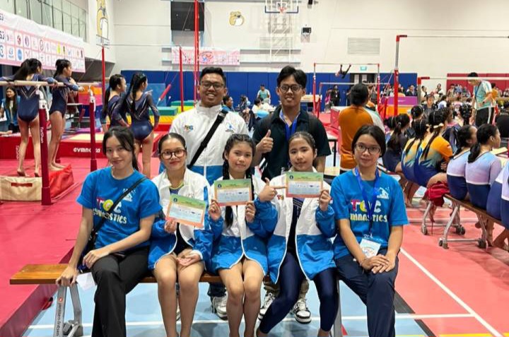 Atlet Tangerang Gymnastics Club (TGC) berpose bersama pelatih usai meraih 20 medali dalam ajang Indonesia Open 2026 yang menjadi kebanggaan Kota Tangerang.