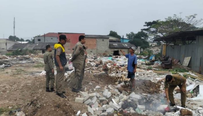 Petugas BPBD Kota Tangerang mengingatkan masyarakat untuk tidak membakar sampah selama cuaca cerah mendominasi wilayah. Langkah ini dilakukan untuk mencegah kebakaran dan menjaga kualitas udara.