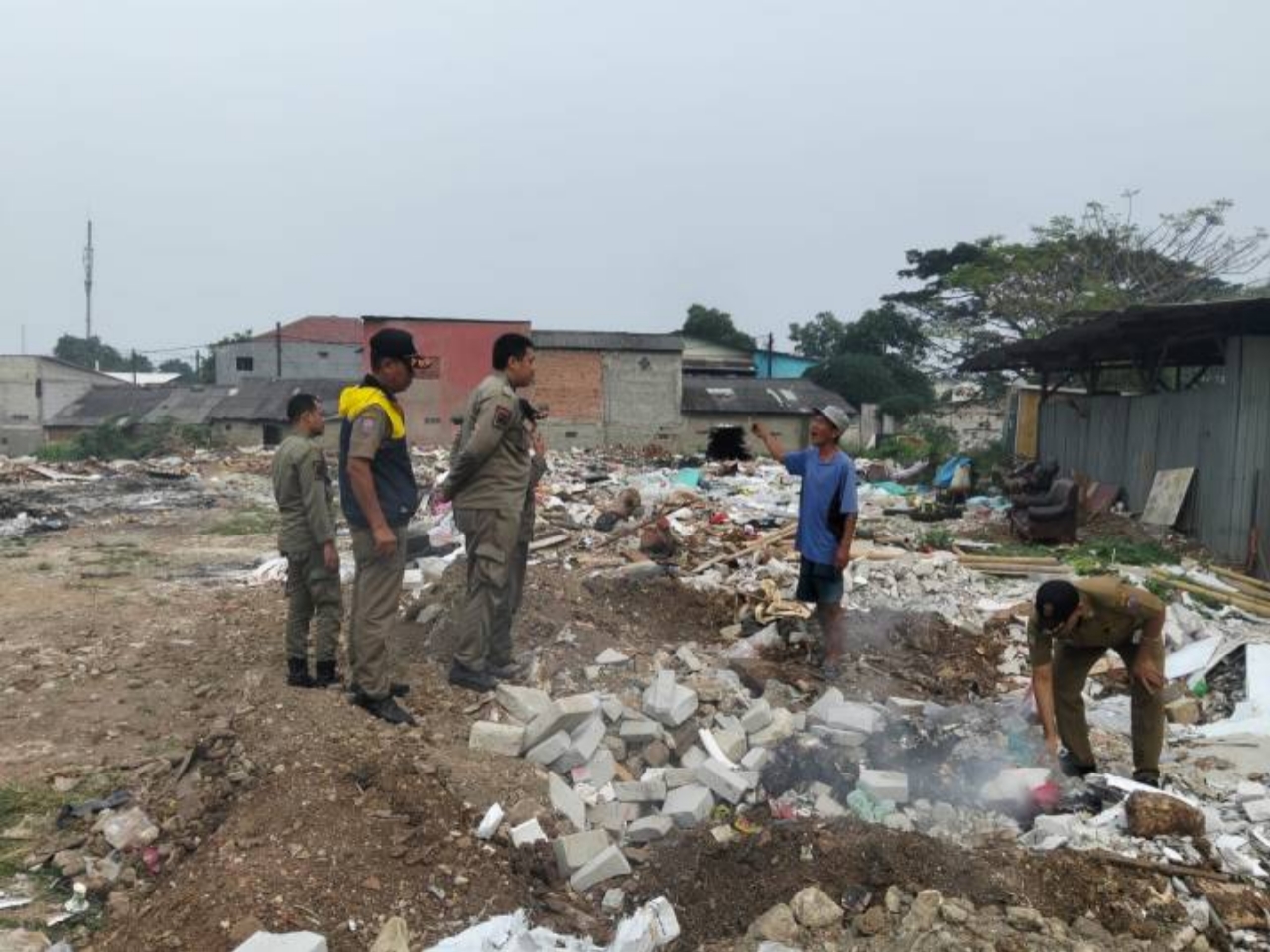 Petugas BPBD Kota Tangerang mengingatkan masyarakat untuk tidak membakar sampah selama cuaca cerah mendominasi wilayah. Langkah ini dilakukan untuk mencegah kebakaran dan menjaga kualitas udara.