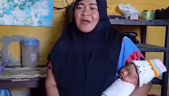 Yuharni bersama bayi Muhammad MBG Subianto di Wonosobo. Nama sang bayi diberikan sebagai bentuk rasa syukur atas manfaat Program Makan Bergizi Gratis yang dirasakan keluarganya.