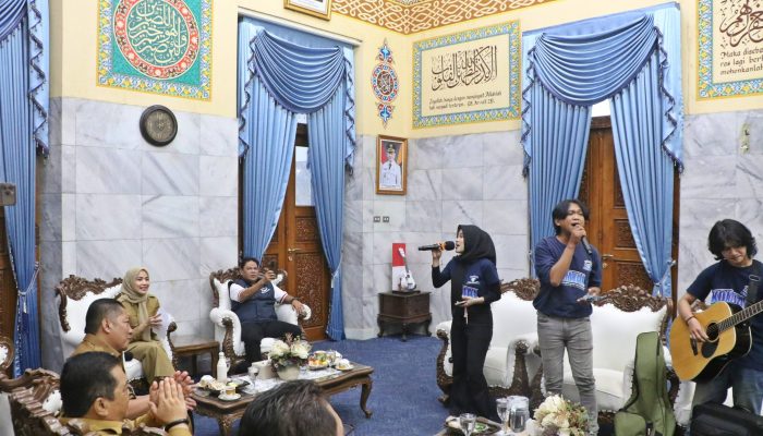 Bupati Serang Ratu Rachmatuzakiyah menerima audiensi Komunitas Musik Jalanan di Pendopo Bupati Serang dan mengapresiasi karya lagu yang mengangkat program pembangunan daerah, Senin, 20 Juli 2026
