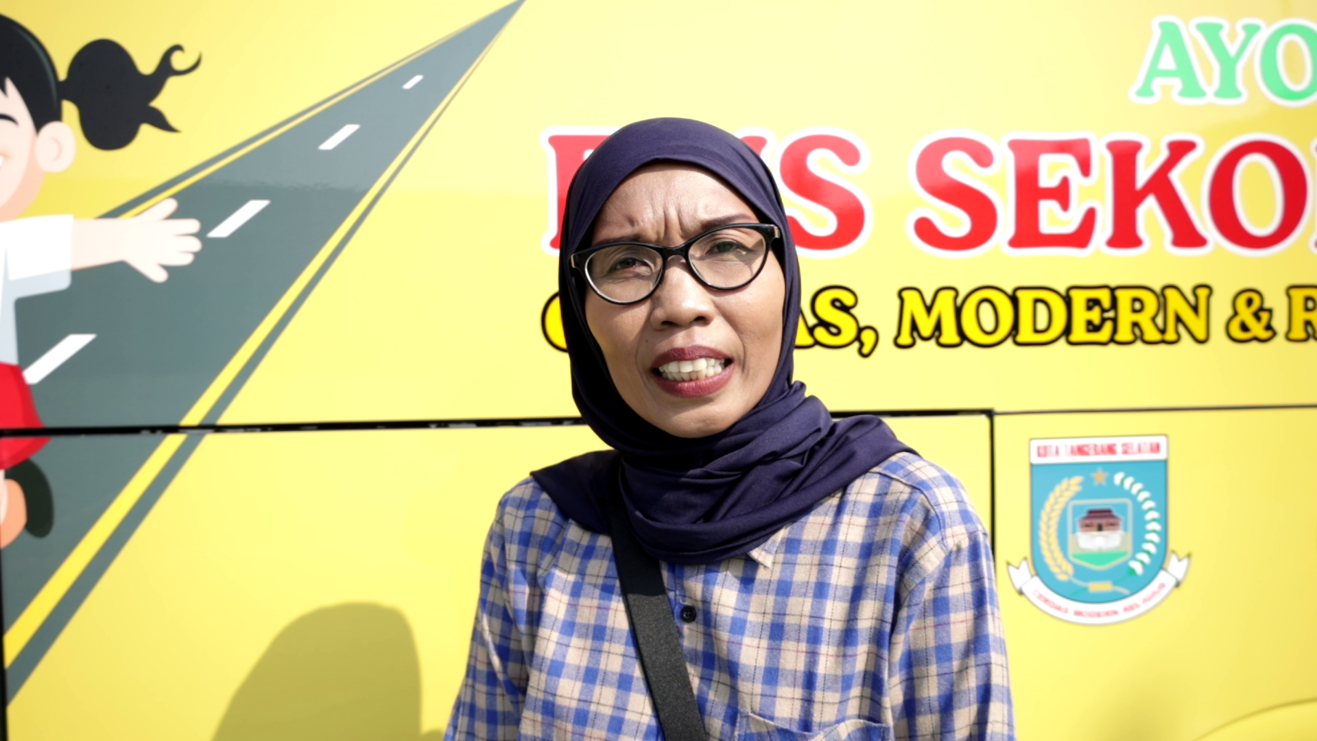 Bus sekolah gratis khusus siswa disabilitas milik Pemerintah Kota Tangerang Selatan membantu pelajar berangkat ke sekolah dengan aman, nyaman, dan tepat waktu sekaligus mengurangi beban biaya transportasi keluarga.
