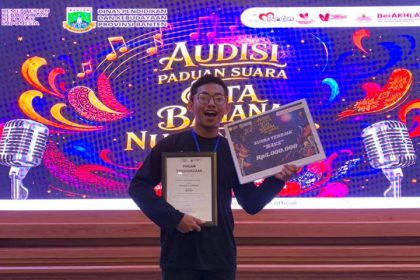 Daniel Leonard Ginting menerima penghargaan setelah dinobatkan sebagai Suara Terbaik kategori Bass pada Audisi Gita Bahana Nusantara tingkat Provinsi Banten 2026.