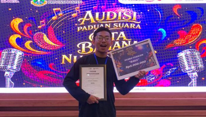Daniel Leonard Ginting menerima penghargaan setelah dinobatkan sebagai Suara Terbaik kategori Bass pada Audisi Gita Bahana Nusantara tingkat Provinsi Banten 2026.