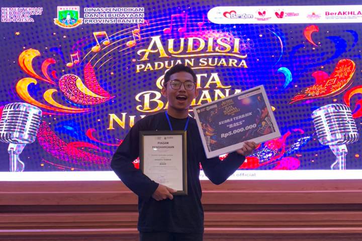 Daniel Leonard Ginting menerima penghargaan setelah dinobatkan sebagai Suara Terbaik kategori Bass pada Audisi Gita Bahana Nusantara tingkat Provinsi Banten 2026.