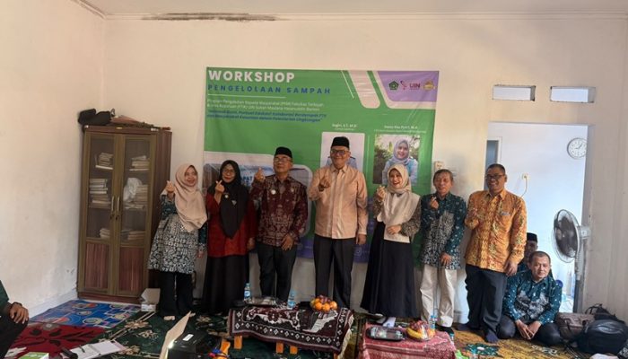 Dekan FTIK UIN SMH Banten Prof. Subhan bersama narasumber, pemerintah Kecamatan Kasemen, dan warga Desa Kasunyatan mengikuti Workshop Pengelolaan Sampah sebagai upaya membangun budaya peduli lingkungan dan meningkatkan nilai ekonomi dari sampah.