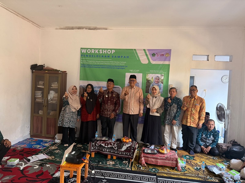 Dekan FTIK UIN SMH Banten Prof. Subhan bersama narasumber, pemerintah Kecamatan Kasemen, dan warga Desa Kasunyatan mengikuti Workshop Pengelolaan Sampah sebagai upaya membangun budaya peduli lingkungan dan meningkatkan nilai ekonomi dari sampah.