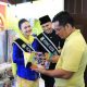Delegasi dari berbagai daerah mengamati Majalah LIVE di stan Kota Tangerang saat Indonesia City Expo APEKSI 2026 di Medan. Media komunikasi publik tersebut mendapat apresiasi karena dinilai efektif memperkenalkan potensi, investasi, UMKM, dan pembangunan Kota Tangerang