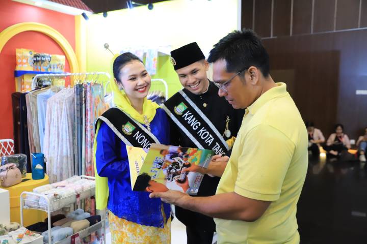 Delegasi dari berbagai daerah mengamati Majalah LIVE di stan Kota Tangerang saat Indonesia City Expo APEKSI 2026 di Medan. Media komunikasi publik tersebut mendapat apresiasi karena dinilai efektif memperkenalkan potensi, investasi, UMKM, dan pembangunan Kota Tangerang