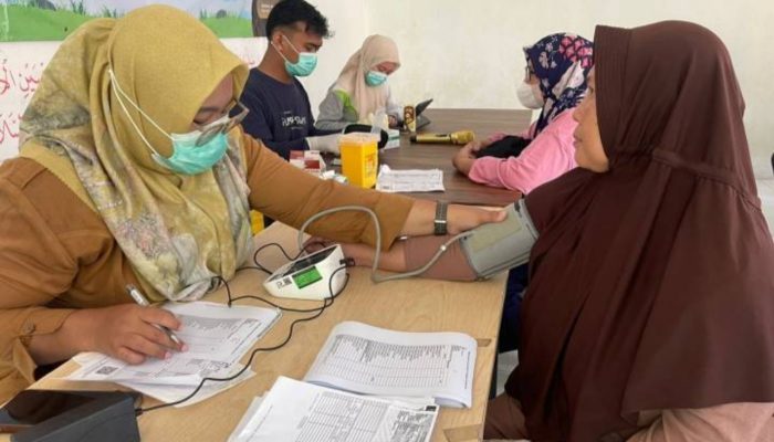 Petugas kesehatan dari Dinas Kesehatan Kota Tangerang memberikan layanan Cek Kesehatan Gratis kepada warga melalui program SABARIUNG di lingkungan permukiman.