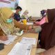 Petugas kesehatan dari Dinas Kesehatan Kota Tangerang memberikan layanan Cek Kesehatan Gratis kepada warga melalui program SABARIUNG di lingkungan permukiman.