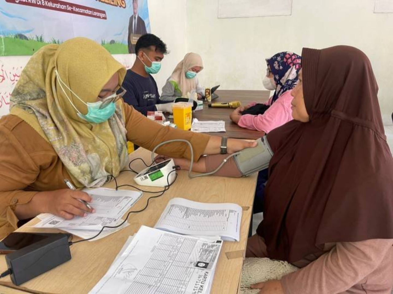 Petugas kesehatan dari Dinas Kesehatan Kota Tangerang memberikan layanan Cek Kesehatan Gratis kepada warga melalui program SABARIUNG di lingkungan permukiman.