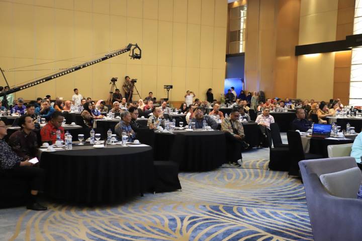 Kepala Diskominfo Kota Tangerang bersama peserta Forum Komdigi APEKSI 2026 di Medan membahas strategi percepatan transformasi digital, penguatan keamanan siber, serta peningkatan layanan publik berbasis teknologi.