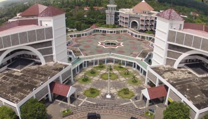 Gedung Universitas Muhammadiyah Yogyakarta (UMY). Kampus menonaktifkan sementara oknum dosen Farmasi setelah dugaan pelecehan seksual terhadap mahasiswi menjadi viral di media sosial.