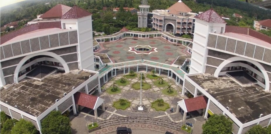 Gedung Universitas Muhammadiyah Yogyakarta (UMY). Kampus menonaktifkan sementara oknum dosen Farmasi setelah dugaan pelecehan seksual terhadap mahasiswi menjadi viral di media sosial.