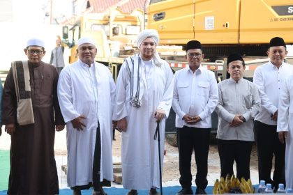 Gubernur Banten Andra Soni bersama tokoh agama melakukan pemasangan tiang pancang perdana pembangunan Masjid Al Mubarokah di Kelurahan Gaga, Kecamatan Larangan, Kota Tangerang.