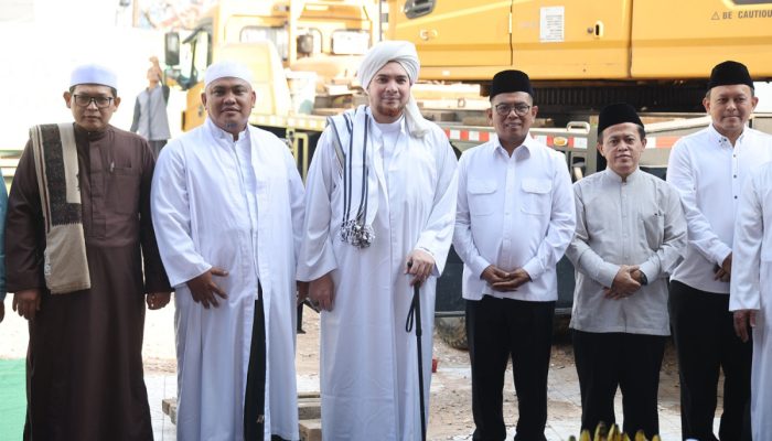 Gubernur Banten Andra Soni bersama tokoh agama melakukan pemasangan tiang pancang perdana pembangunan Masjid Al Mubarokah di Kelurahan Gaga, Kecamatan Larangan, Kota Tangerang.