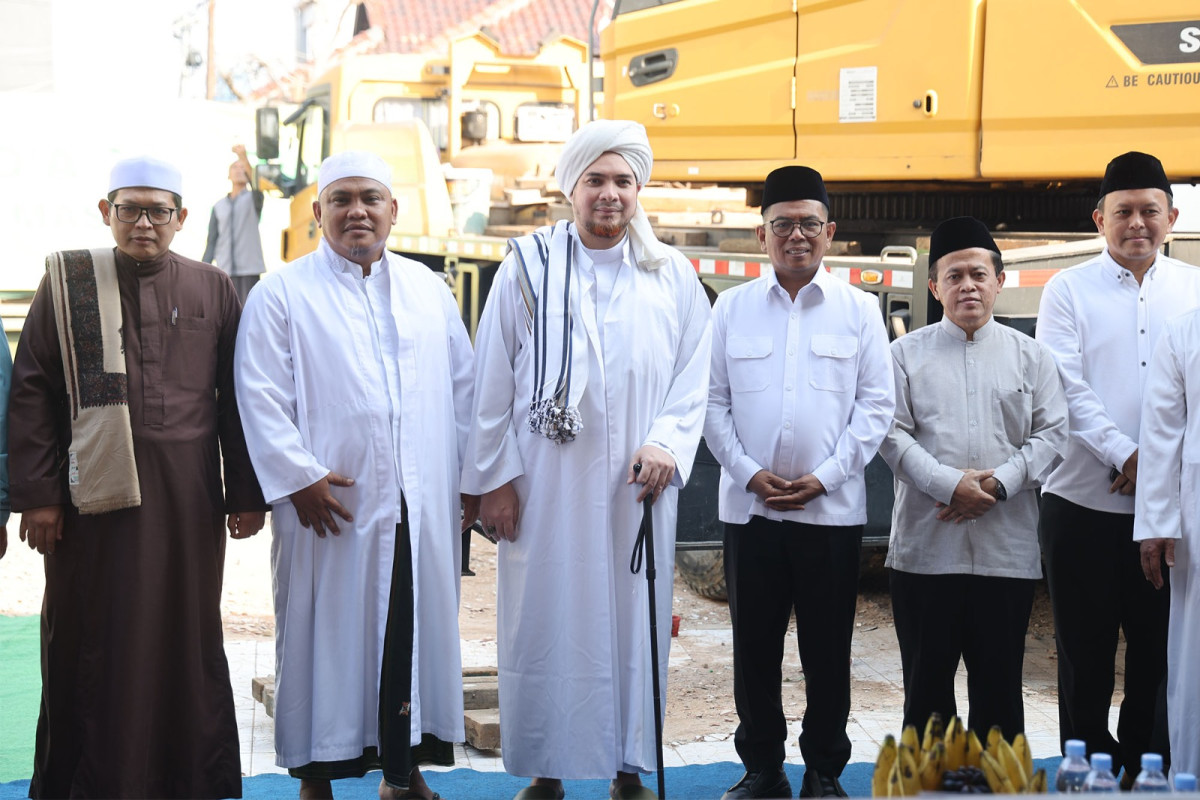 Gubernur Banten Andra Soni bersama tokoh agama melakukan pemasangan tiang pancang perdana pembangunan Masjid Al Mubarokah di Kelurahan Gaga, Kecamatan Larangan, Kota Tangerang.