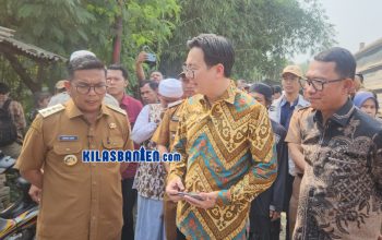 Gubernur Banten Andra Soni meninjau pembangunan Jembatan Mekarsari di Kecamatan Carenang, Kabupaten Serang, yang telah lama dinantikan warga sebagai akses penghubung menuju Kabupaten Tangerang, Selasa, 21 Juli 2026. (Redaksi Kilas Banten)