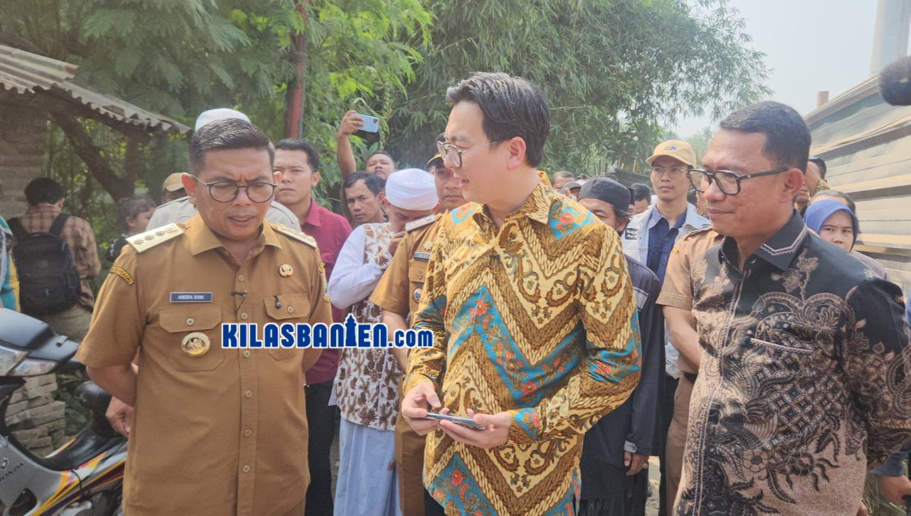 Gubernur Banten Andra Soni meninjau pembangunan Jembatan Mekarsari di Kecamatan Carenang, Kabupaten Serang, yang telah lama dinantikan warga sebagai akses penghubung menuju Kabupaten Tangerang, Selasa, 21 Juli 2026. (Redaksi Kilas Banten)