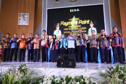 Gubernur Banten Andra Soni meresmikan Payment Point Gerai Samsat di Aula Kantor Kecamatan Curug, Kabupaten Tangerang, sebagai upaya mendekatkan layanan pembayaran pajak kendaraan kepada masyarakat.