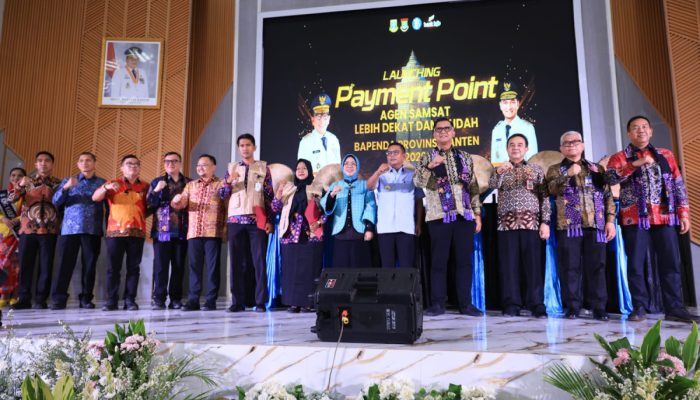 Gubernur Banten Andra Soni meresmikan Payment Point Gerai Samsat di Aula Kantor Kecamatan Curug, Kabupaten Tangerang, sebagai upaya mendekatkan layanan pembayaran pajak kendaraan kepada masyarakat.