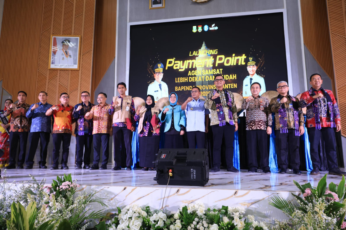 Gubernur Banten Andra Soni meresmikan Payment Point Gerai Samsat di Aula Kantor Kecamatan Curug, Kabupaten Tangerang, sebagai upaya mendekatkan layanan pembayaran pajak kendaraan kepada masyarakat.