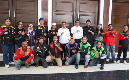 Gubernur Banten Andra Soni berdialog dengan perwakilan pengemudi ojek online saat audiensi di Pendopo Gubernur Banten, Kota Serang.