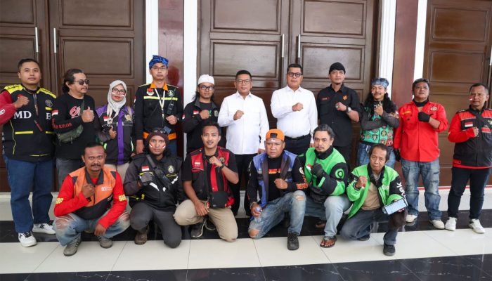Gubernur Banten Andra Soni berdialog dengan perwakilan pengemudi ojek online saat audiensi di Pendopo Gubernur Banten, Kota Serang.