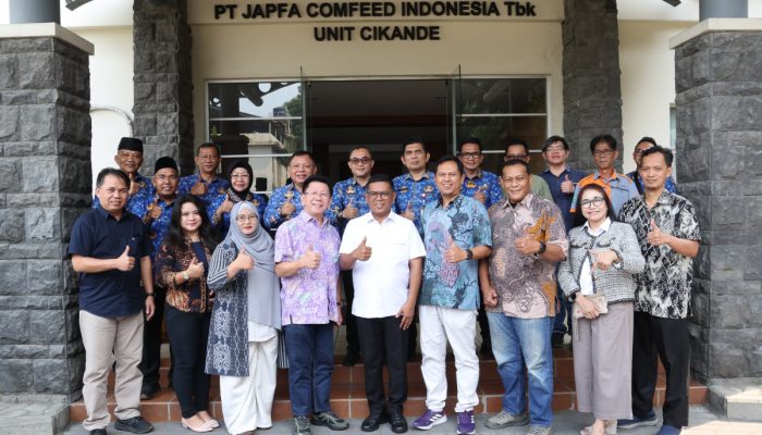 Gubernur Banten Andra Soni meninjau fasilitas produksi PT Japfa Comfeed Unit Cikande, Kabupaten Serang, sebagai bagian dari upaya memperkuat sektor peternakan unggas di Banten.