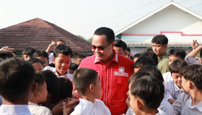 Wali Kota Serang Budi Rustandi menyerahkan perlengkapan sekolah kepada anak-anak yatim di SDN Cilaku dan SMP Negeri 11 Kota Serang