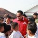 Wali Kota Serang Budi Rustandi menyerahkan perlengkapan sekolah kepada anak-anak yatim di SDN Cilaku dan SMP Negeri 11 Kota Serang