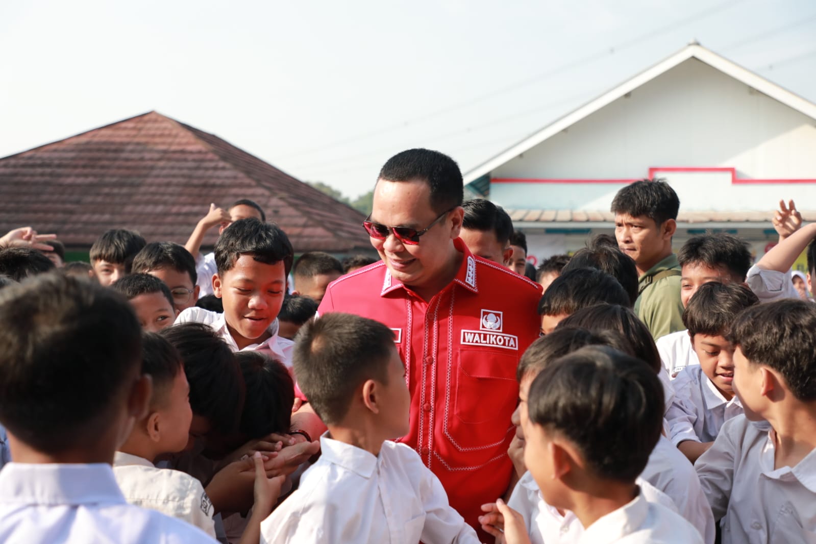 Wali Kota Serang Budi Rustandi menyerahkan perlengkapan sekolah kepada anak-anak yatim di SDN Cilaku dan SMP Negeri 11 Kota Serang