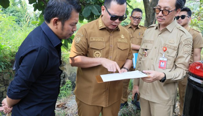 Wali Kota Serang Budi Rustandi meninjau pembangunan jalan beton dan drainase di kawasan Permata Hijau yang didanai APBD Perubahan 2026.