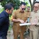 Wali Kota Serang Budi Rustandi meninjau pembangunan jalan beton dan drainase di kawasan Permata Hijau yang didanai APBD Perubahan 2026.