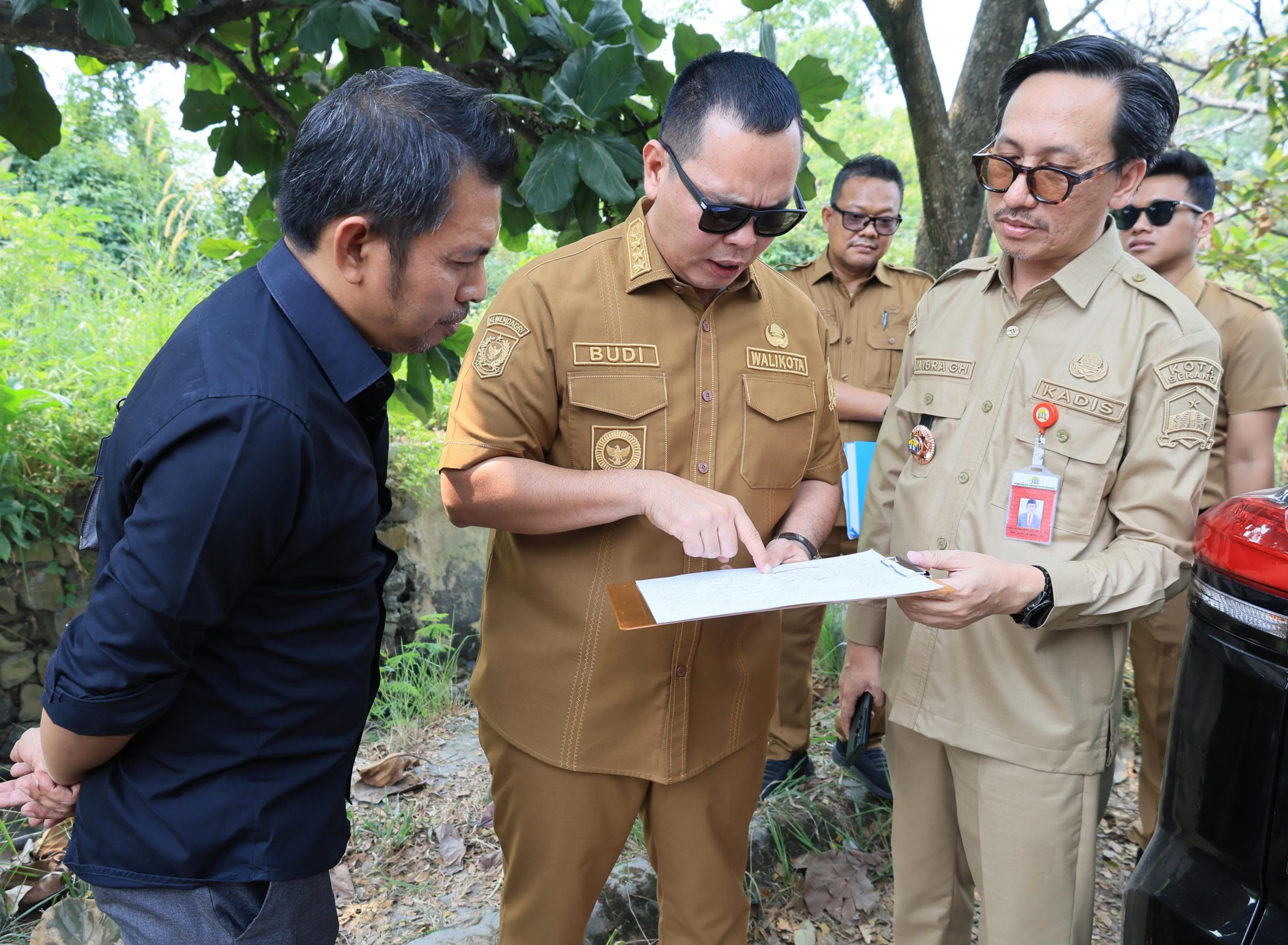 Wali Kota Serang Budi Rustandi meninjau pembangunan jalan beton dan drainase di kawasan Permata Hijau yang didanai APBD Perubahan 2026.
