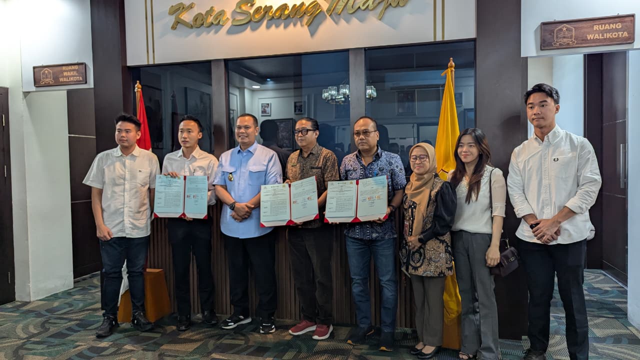 Wali Kota Serang Budi Rustandi menyaksikan penandatanganan kerja sama pembangunan jalan CSR sepanjang 253 meter antara Pemkot Serang dan PT Agung Perkasa Land di Lobby Wali Kota Serang.