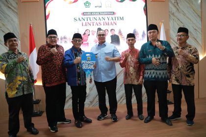 Wali Kota Serang Budi Rustandi menyerahkan hibah sepeda motor kepada Kemenag Kota Serang sebagai bentuk penguatan sinergi untuk meningkatkan pelayanan publik.
