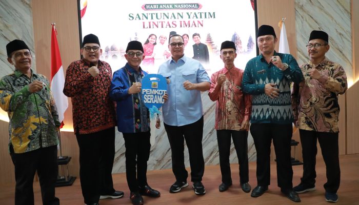 Wali Kota Serang Budi Rustandi menyerahkan hibah sepeda motor kepada Kemenag Kota Serang sebagai bentuk penguatan sinergi untuk meningkatkan pelayanan publik.