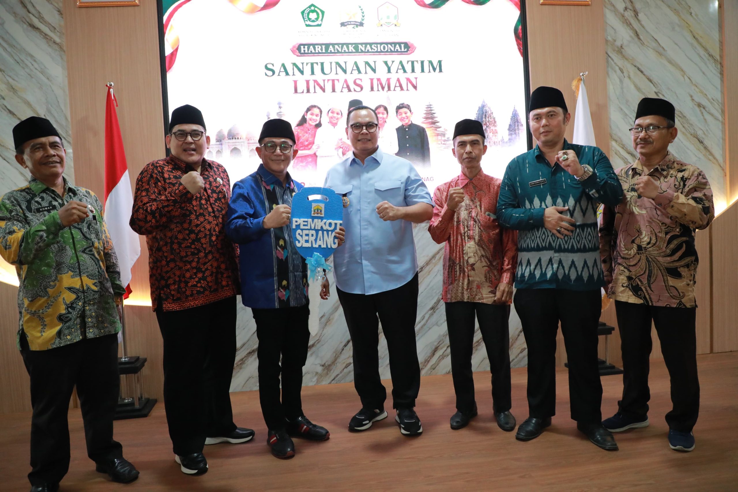 Wali Kota Serang Budi Rustandi menyerahkan hibah sepeda motor kepada Kemenag Kota Serang sebagai bentuk penguatan sinergi untuk meningkatkan pelayanan publik.