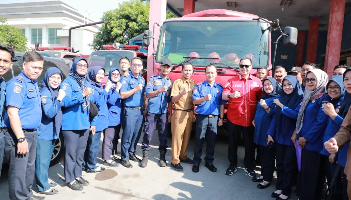 Wali Kota Serang Budi Rustandi meninjau markas Damkar dan memastikan penambahan satu mobil pemadam kebakaran pada 2027.