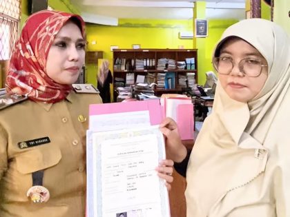 Wali Kota Serang Budi Rustandi menyerahkan bantuan pelunasan tunggakan pendidikan kepada Muhammad Satria, siswa yatim yang akhirnya menerima ijazah setelah enam tahun menunggu
