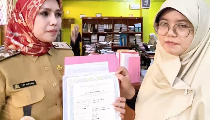 Wali Kota Serang Budi Rustandi menyerahkan bantuan pelunasan tunggakan pendidikan kepada Muhammad Satria, siswa yatim yang akhirnya menerima ijazah setelah enam tahun menunggu