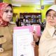 Wali Kota Serang Budi Rustandi menyerahkan bantuan pelunasan tunggakan pendidikan kepada Muhammad Satria, siswa yatim yang akhirnya menerima ijazah setelah enam tahun menunggu